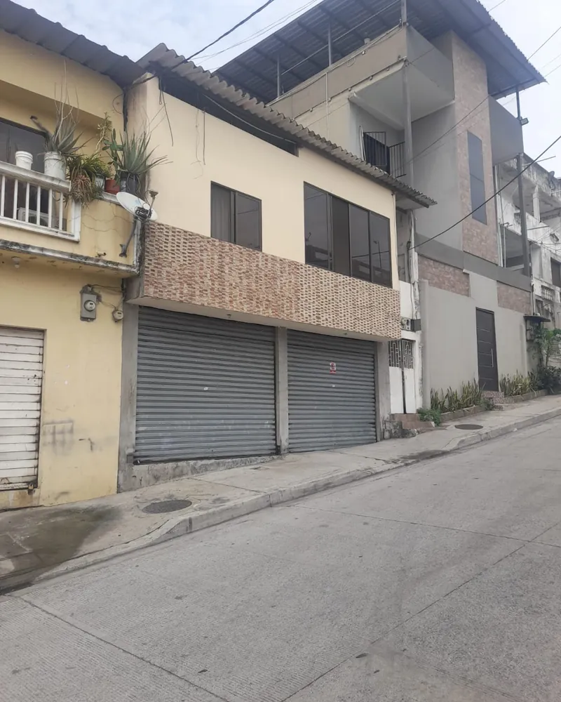 Edificación con dos locales comerciales en planta baja y vivienda en el piso superior, en Guayaquil.